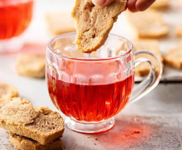 Té de hierbas con biscotes de clara de huevo Té de hierbas con biscotes de clara de huevo
