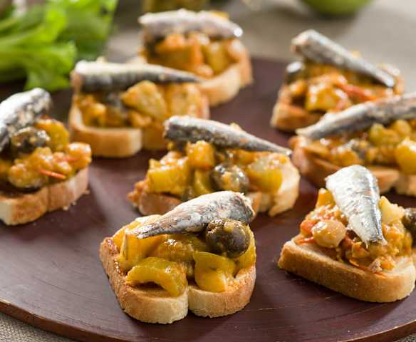 Tosta de caponata de manzana con sardinillas