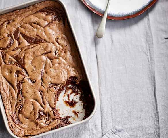 Bolo de tabuleiro com leite condensado e chocolate