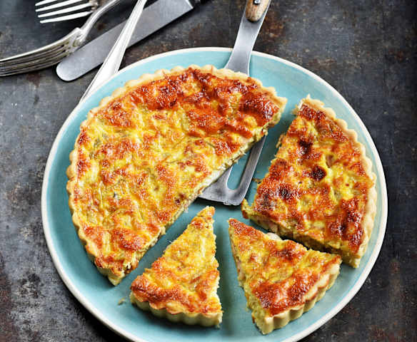 Quiche aux oignons, poulet fumé et curry