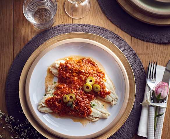 Filetto di pesce al vapore con salsa al pomodoro e olive (TM6) Filetto di pesce al vapore con salsa al pomodoro e olive (TM6)