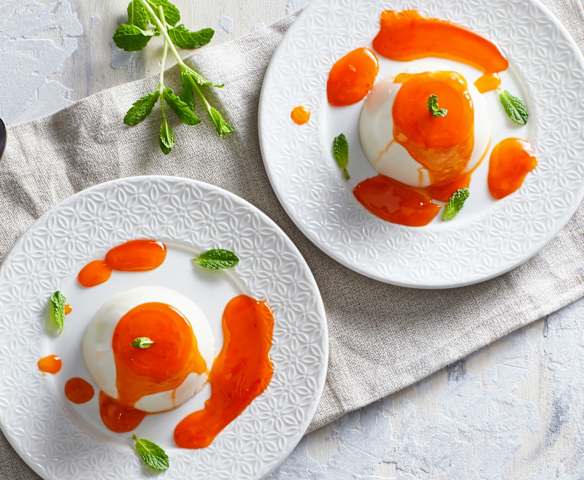 Panna cotta con coulis di albicocche Panna cotta con coulis di albicocche