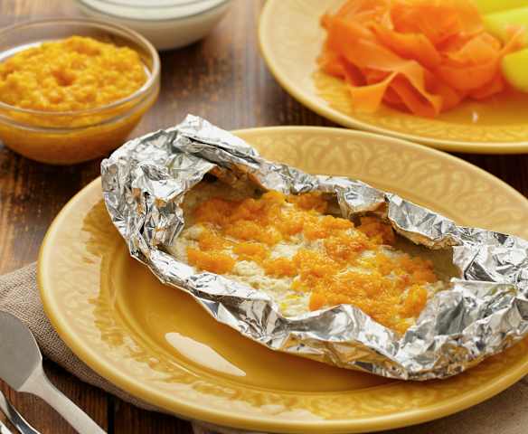 Treska v alobalu s mrkvovými nudlemi