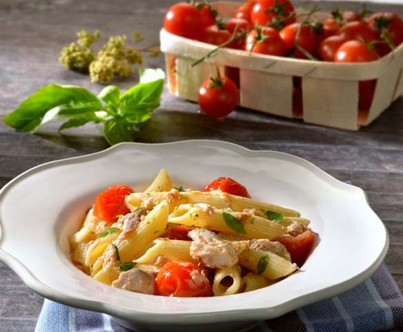 Penne mit Makrelen, Cherry-Tomaten und Kräutern