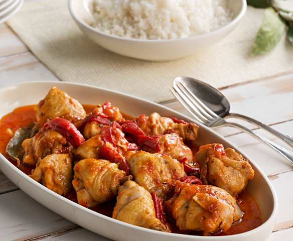 Pollo con tomate y pimiento morrón