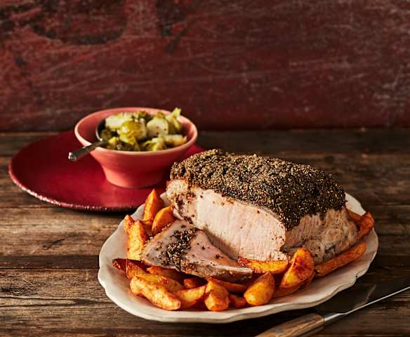 Schweinerücken mit schwarzer Pfeffer-Bröselkruste