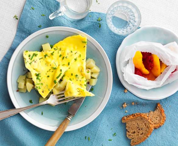 Omelette aux pommes de terre et papillote de fruit