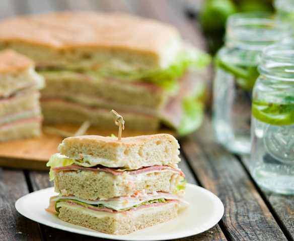 Megassanduiche com pão de alho