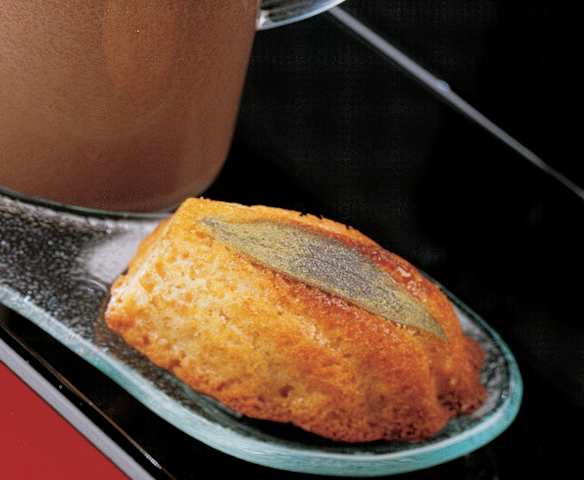 Magdalenas de polenta con hojas de salvia