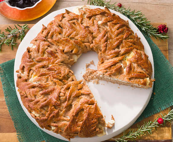 Corona trenzada de espelta con queso, romero y tomates secos