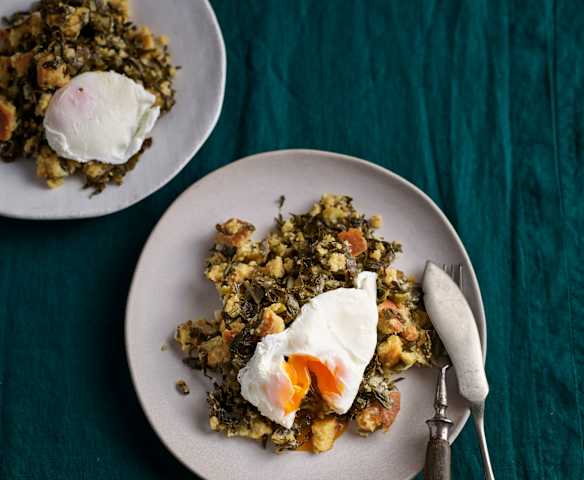 Migas de grelos com ovo escalfado