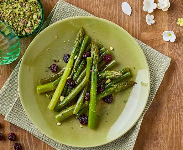 Contorno di asparagi e fagiolini, con mirtilli e pistacchi Contorno di asparagi e fagiolini, con mirtilli e pistacchi