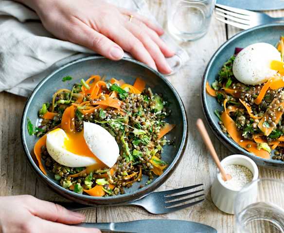 Salade tiède de lentilles, céleri, carotte et œuf