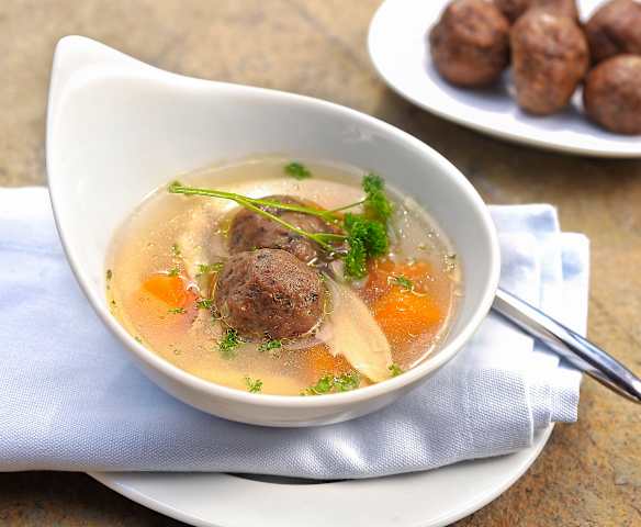 Kuřecí polévka s játrovými knedlíčky