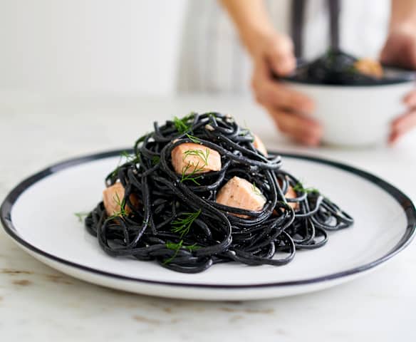 Linguine com salmão, queijo-creme e lima