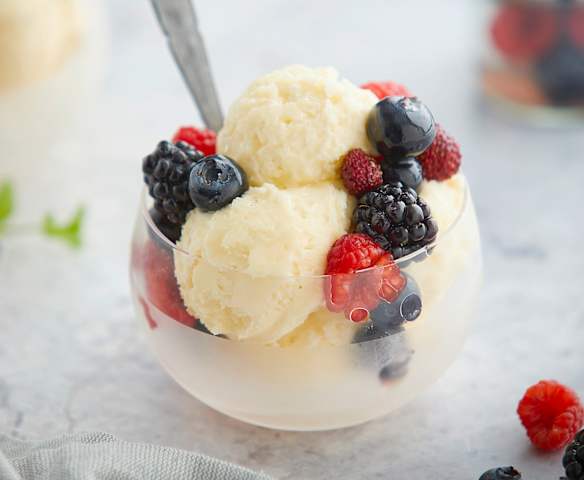 Gelato allo yogurt greco con frutti rossi