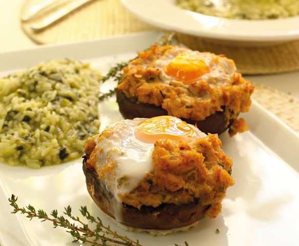 Cogumelos recheados com bacon e alheira e arroz de grelos Cogumelos recheados com bacon e alheira e arroz de grelos