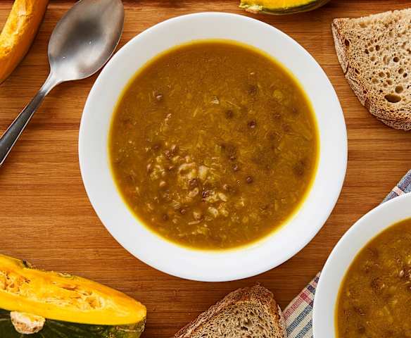 Minestra di riso integrale con lenticchie, porri e zucca