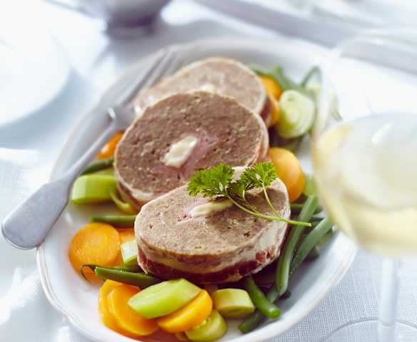 Hackfleischrolle mit Gemüse und Pilz-Sahne-Sauce