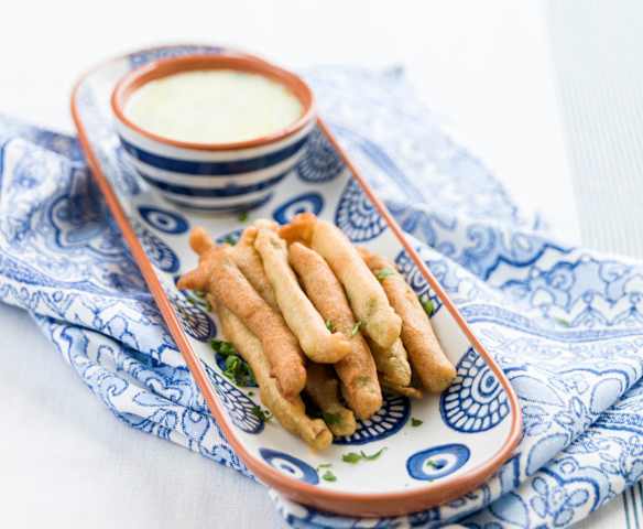 Peixinhos da horta com molho de salsa Peixinhos da horta com molho de salsa