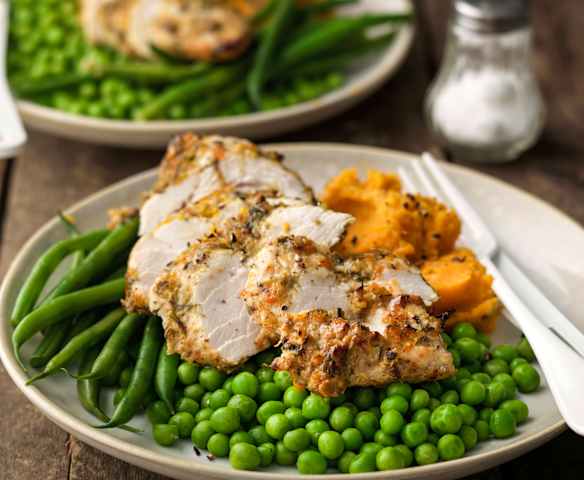 Pollo a la jamaicana con puré de batata y verduras