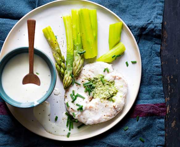 Colin farci et asperges sauce au citron
