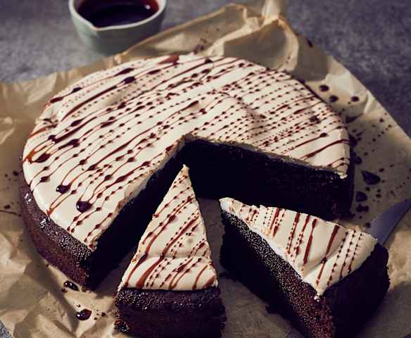 Baiser-Schokokuchen mit Espresso-Karamell Baiser-Schokokuchen mit Espresso-Karamell