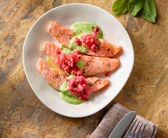 Warmer Zitronenlachs mit Radieschentatar und Sauerampfercreme