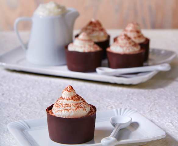 Bicchierini di cioccolato con mousse cappuccino