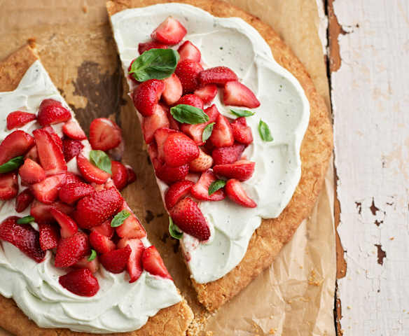 Bolacha com morangos e chantilly