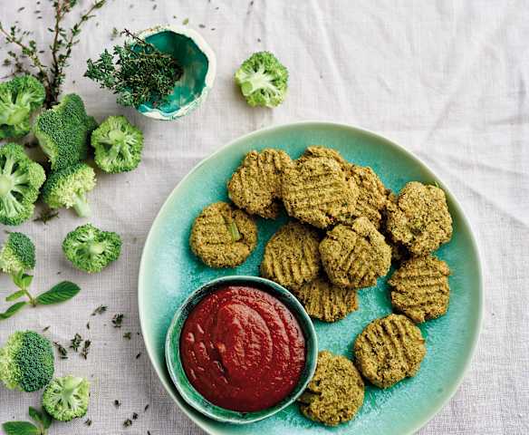 Pataniscas de brócolos e ketchup de pimentos