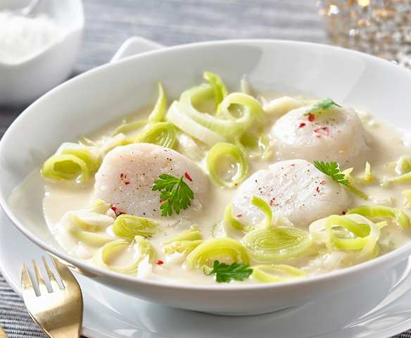 Saint-jacques à la crème sur lit de poireaux