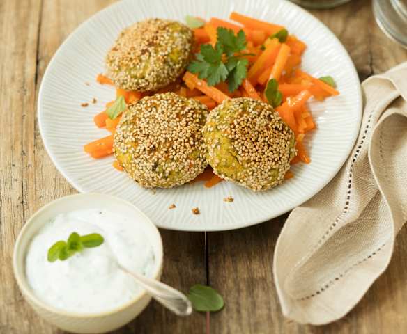 Mungobohnenlaibchen mit Ingwerkarotten und Rahmdip
