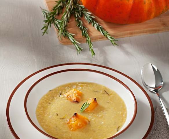 Sopa de lentejas rojas con calabaza y romero