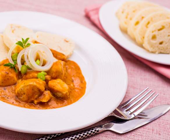 Drůbeží guláš s knedlíkem