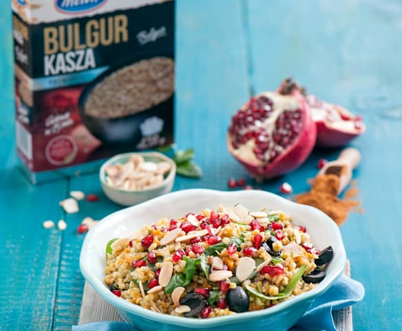 Marokańska sałatka z kaszą bulgur, granatem, migdałami, marchewką i ziołowym pesto Marokańska sałatka z kaszą bulgur, granatem, migdałami, marchewką i ziołowym pesto