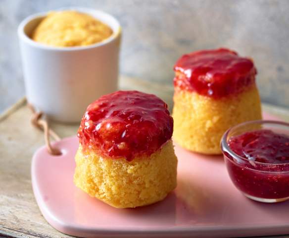 Petits cakes à la vanille nappés de confiture de framboises Petits cakes à la vanille nappés de confiture de framboises