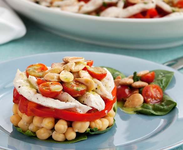 Ensalada templada de garbanzos, pimientos rojos y pollo