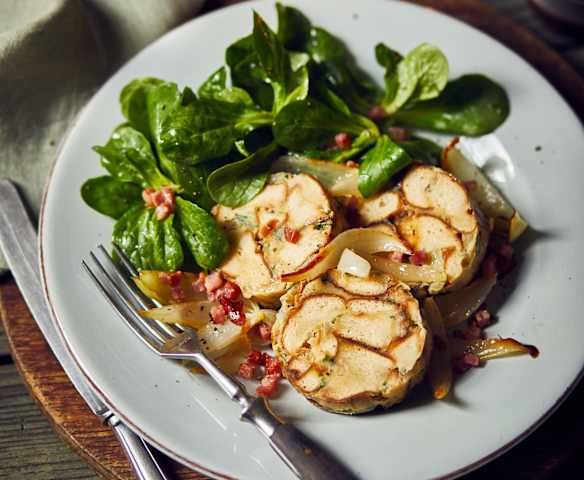 Breznknödel mit Feldsalat und Speck