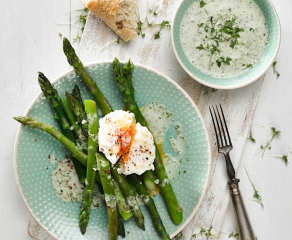 Chřest s pošírovaným vejcem a řeřichovým přelivem