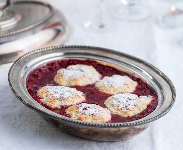 Sopa de frutos vermelhos e scones de coco