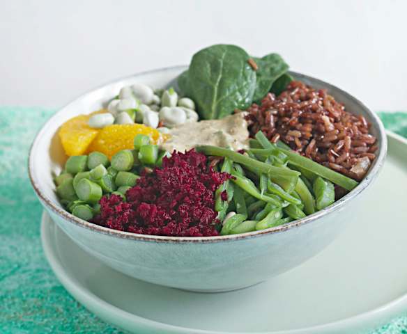 Bol de arroz rojo, verduras y naranja con vinagreta