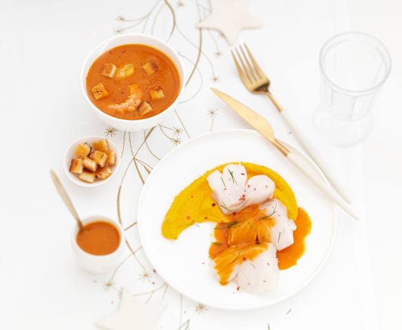 Bisque de crevettes et saint-jacques, croûtons au beurre safrané. Médaillons de cabillaud sauce Armoricaine.