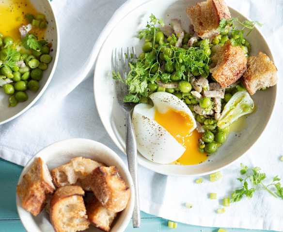 Petits pois, oignons, lardons et œufs mollets