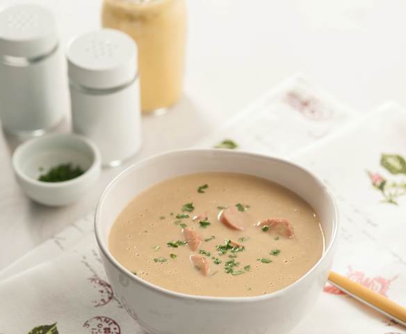 Sopa de queso con salchichas ahumadas