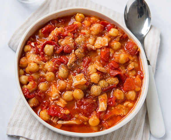 Garbanzos con tomate, piquillos y atún Garbanzos con tomate, piquillos y atún