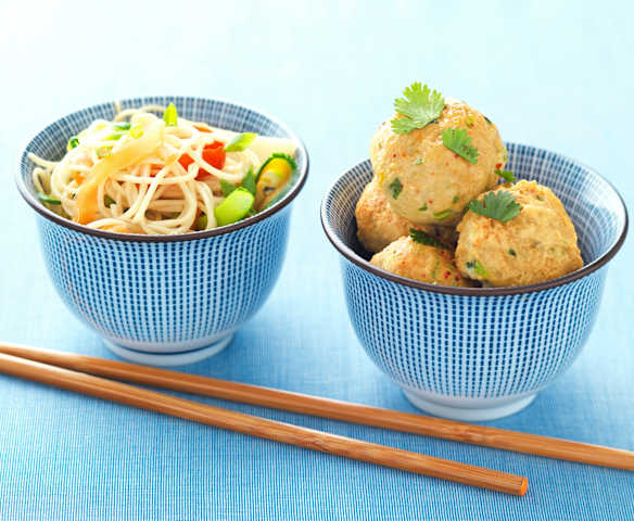 Almôndegas de porco orientais com noodles