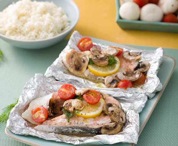 Łosoś w papilotach z pieczarkami i ryżem