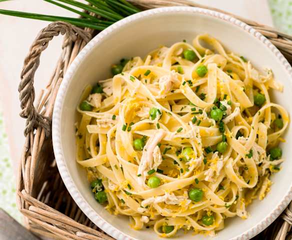 Fettuccine com frango e ervilhas