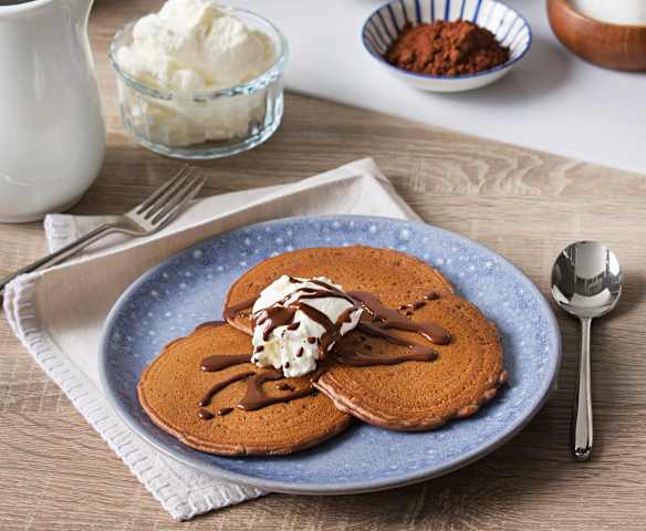 Tortitas de chocolate con salsa y nata montada (Hestan Cue™)